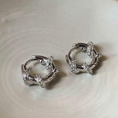 1 Đôi bông tai vòng bằng đồng kiểu dáng tối giản, thanh lịch, hình tròn bao quanh, đính đá cubic zirconia siêu nhỏ, đa năng cho cả đeo hàng ngày và dự tiệc.