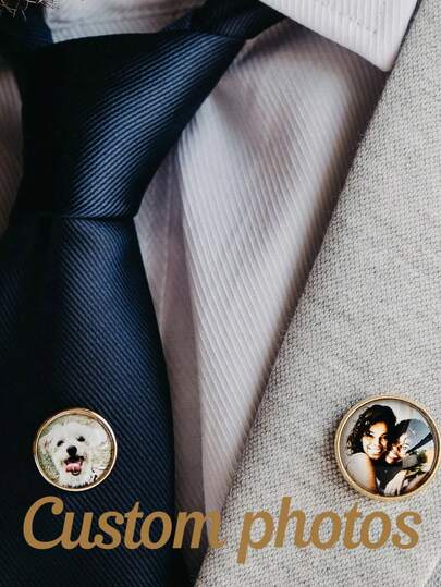 Prezent dla pana młodego, pamiątka ślubu, przypinka do klapy mężczyzny, pamiątkowa przypinka z butonierką, prezent dla pana młodego od panny młodej, przypinka ze zdjęciem, przypinka pamiątkowa, przypinka na klapę ku pamięci, biżuteria pamiątkowa, przypinka ze zdjęciem na zamówienie, przypinka ze zdjęciem, przypinka ślubna, prezent dla pana młodego, od panny młodej dla pana młodego, prezent dla niego, spersonalizowana broszka, przypinka z broszką.