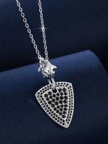 1件经典骑士盾牌项链，奢华密镶合成锆石几何三角形吊坠，独特设计精致颈链 - 項鍊 - 查看 2