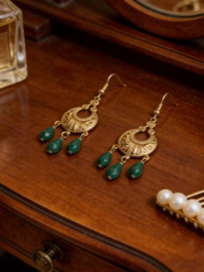1 Pair Vintage Carved Floral Green Stone Tassel Earrings, Niche Elegant Earrings For Women. Exquisite Vintage Carved Round Hoop With Dark Green Faceted Teardrop Stone, Metallic Texture Carries Exotic Vibe, Swaying Tassel Dynamic And Eye-Catching, Flattering Face Shape And Graceful, Suitable For Vacation, Commute, Party And Other Occasions, The Finishing Touch To Create A Retro Atmosphere.