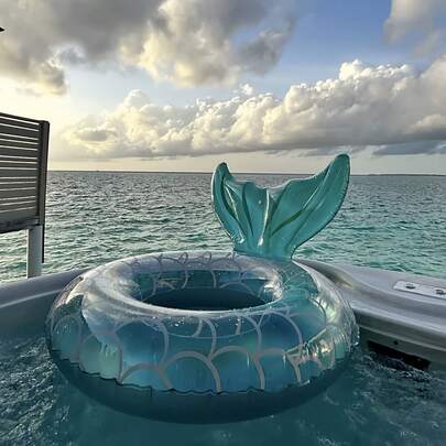 1个创意美人鱼尾巴游泳圈，成人儿童通用，便携式充气防倾倒腋下游泳圈，海洋主题拍照派对装饰，夏季户外游泳配件