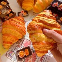 1个2026新款日式慢回弹仿真牛角面包软萌玩具，柔软可捏的食物面包模型，生日、惊喜、节日、情侣、圣诞节、游戏玩家、减压等场合的理想礼物 - 彩色 - 查看 9