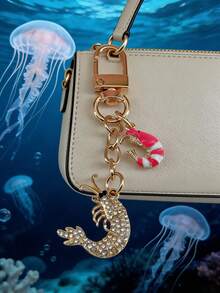 This Alloy Bag Charm Features A Beach Theme, With A Chameleon Perched On A Coconut Tree. The Coconut Tree, Laden With Fruit, Paired With The Three-Dimensional, Curled-Up Chameleon, Perfectly Captures The Essence Of A Beach Vacation. It Can Be Used As A Bag Charm, A Car Keychain, Or A Small Gift For Family And Friends. - Gold - View 5