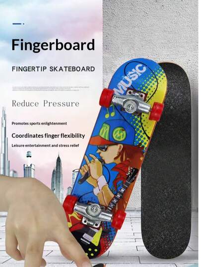 3 ván trượt mini cầm tay, mỗi ván chỉ dài 9.5cm, thiết kế họa tiết nhiều màu sắc ở mặt dưới, bề mặt ván mỏng 1.8cm thể hiện hoàn hảo họa tiết màu sắc ngẫu nhiên, cá tính riêng.