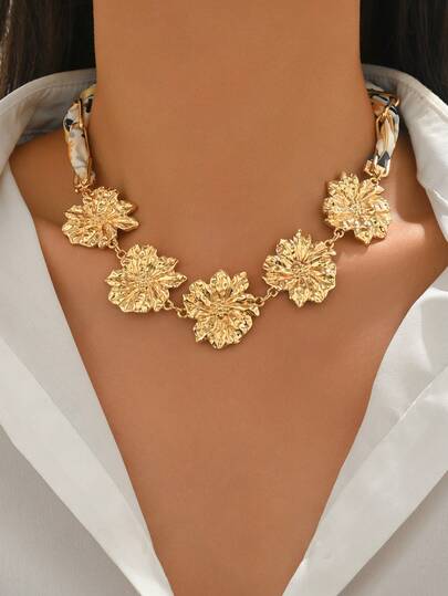 1pc Creative Colorful Scarf Wrapped Gold Chain Necklace, Vintage Floral Alloy Choker Necklace, Fashionable & Versatile Jewelry For Women, Suitable For Daily Wear And Party
