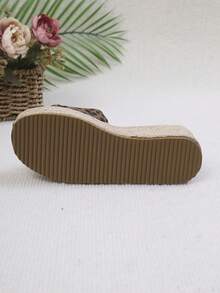 1双女士坡跟厚底凉鞋，波西米亚豹纹平底坡跟凉鞋，露趾弹力带时尚夏季休闲度假鞋 - 豹紋 - 查看 9