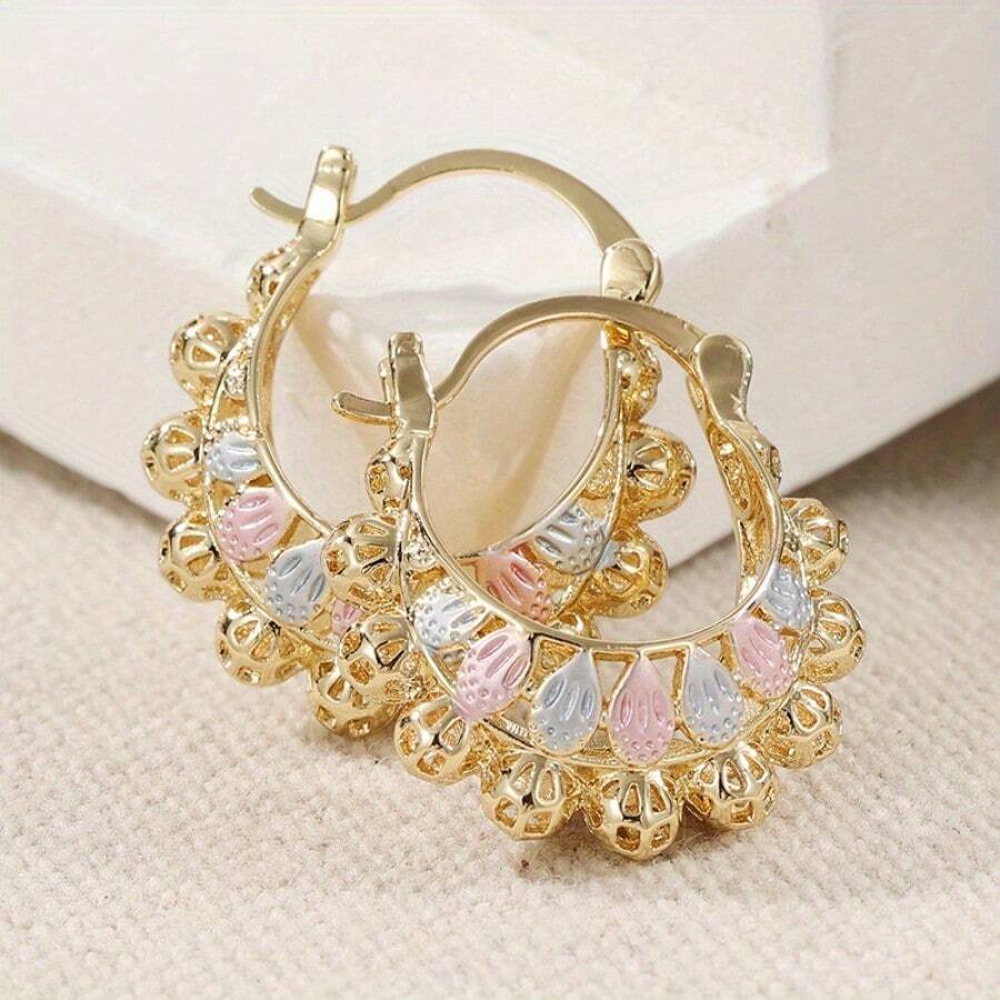 一对镂空雕花耳环，展现优雅复古的魅力和青春活力。庭院风格，精致奢华，适合朋友聚会或主题派对。 - 金的 - 查看 1