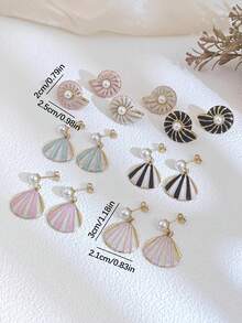 4 Paar Damen Ohrringe (2 Stile zufällig gemischt), Ohrstecker mit eingelassener Muschel und weißer Kunstperle, Ohrstecker mit Muschelanhänger und Perle, Schmuck im Strandurlaub-Ozean-Stil. Vielseitige, farbenfrohe goldene Styles für den Sommer mit rot, grün, schwarz mehrfarbiger Emaille-Verarbeitung mit reichhaltigen Farbtönen und mehrschichtigen Texturen. - Verschiedenfarbig - Übersicht 4