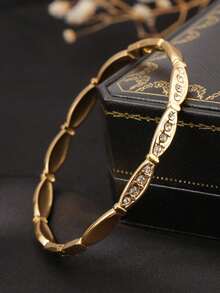 1件不锈钢几何线条水钻手镯，百搭优雅奢华风，适合女性日常佩戴和参加派对，是送给女友的理想礼物。材质经典，几何设计简约时尚，适合日常佩戴。 - 金色 - 查看 4