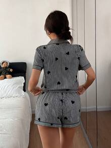 Bộ đồ ngủ 2 món họa tiết trái tim kẻ sọc nhún bèo cho nữ - Áo ngắn tay cài nút cổ và quần, Đồ ngủ mềm mại, Có thể giặt bằng máy, Thích hợp làm áo khoác ngoài, Mùa hè - Đen và trắng - Xem 2