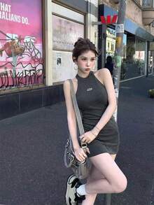 夏季性感无袖迷你连衣裙 - 优雅纯色性感甜美休闲街头Y2K风格无袖吊带金属logo细节修身女装，适合休闲外出、派对、返校、音乐节等场合 - 深灰色 - 查看 4