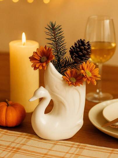 雕塑天鹅花瓶——现代优雅的象征。这款天鹅花瓶堪称一件艺术品。它雕塑般的轮廓和流畅的线条，能够提升任何室内空间的格调，无论是现代风格还是波西米亚风格。您可以将其作为独立的装饰品，也可以插上您喜爱的鲜花，打造引人注目的视觉焦点。对于追求设计感、渴望为空间注入个性化和优雅气息的女性来说，它是完美之选。