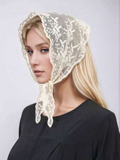 1条花卉图案复古优雅三角围巾，适合拍照佩戴