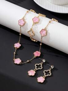 一套女士首饰，包括：一对镂空金色四叶草和粉色五叶草吊坠耳环，一条项链，一条手链。 - 粉色 - 查看 1