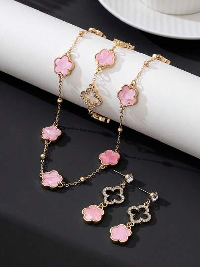 一套女士首饰，包括：一对镂空金色四叶草和粉色五叶草吊坠耳环，一条项链，一条手链。