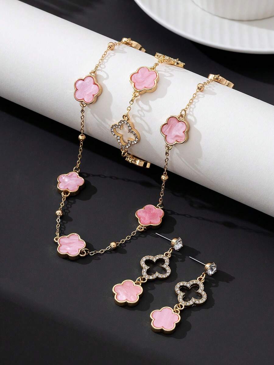 一套女士首饰，包括：一对镂空金色四叶草和粉色五叶草吊坠耳环，一条项链，一条手链。 - 粉色 - 查看 1