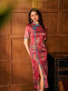 Faeriesty Sườn xám cổ tàu thanh lịch: Sườn xám ôm sát họa tiết hoa với xẻ tà bên. Phù hợp làm váy sang trọng cho quý cô tham dự các sự kiện văn hóa, kỳ nghỉ - Đỏ - Xem 6