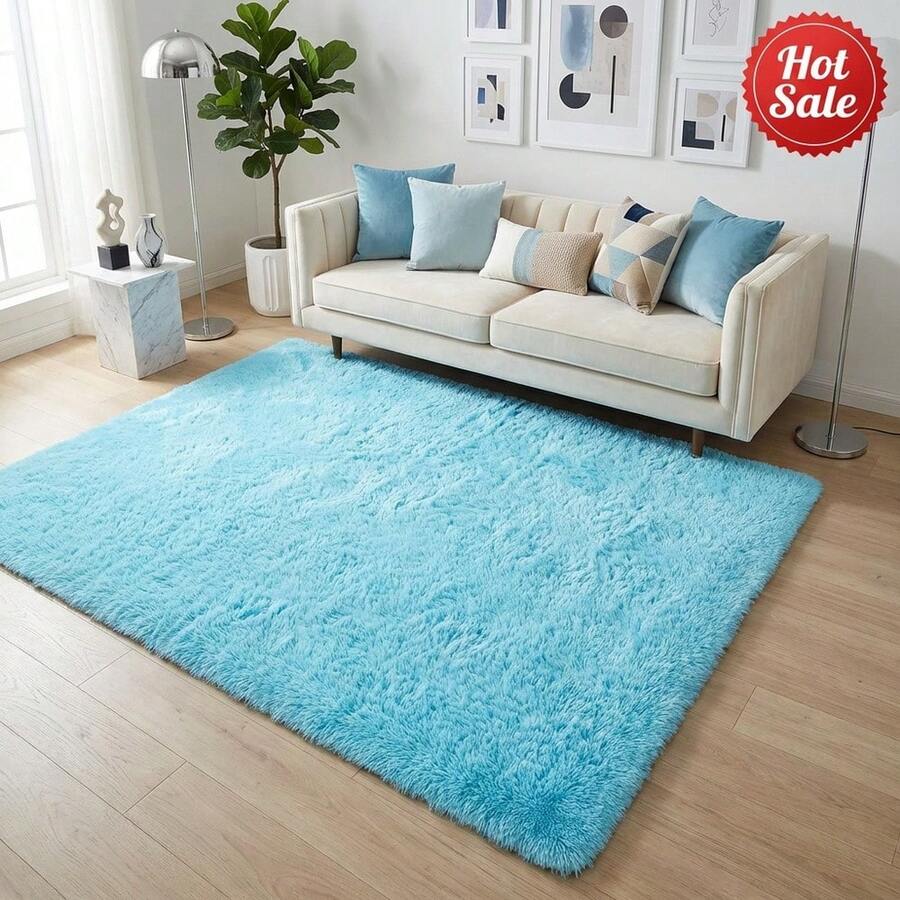 1 tấm thảm lông xù siêu mềm màu xanh da trời nhạt, dày 1.4 inch, trọng lượng 550g/㎡, có lớp mút hoạt tính 0.24 inch, chống trượt, thích hợp cho phòng khách và phòng ngủ.