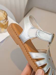 Giày sandal bít mũi màu bạc bán chạy nhất dành cho bé gái, có khóa dán, thiết kế khoét lỗ, thoải mái cho mùa hè. - Bạc - Xem 7