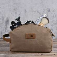 1个定制帆布男士洗漱包，个性化旅行收纳袋，定制帆布男士梳妆包，时尚百搭的旅行必备单品，专为现代绅士设计。这款可定制的洗漱包可以刻上姓名、珠宝等图案。 - 彩色 - 查看 6