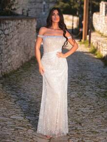 Faeriesty 女士露肩蕾丝晚礼服，优雅鱼尾廓形，精致蕾丝镶嵌，领口饰以精美仿珍珠，采用轻盈的薄纱蕾丝面料和修身设计，适合出席盛大晚宴、红毯活动、婚礼、正式晚宴和颁奖典礼等春季场合。 - 白色 - 查看 2