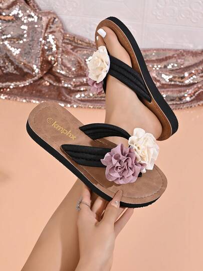 女士纯色优雅中性装饰人字拖，圆头平底轻便软底套脚凉鞋，饰有3D立体花卉图案，百搭舒适，适合婚礼、度假、春夏等场合，尺码齐全，包括宽码和大码。