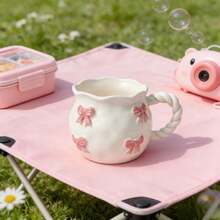 这款奶油色陶瓷马克杯饰有3D粉色蝴蝶结浮雕,配有扭纹手柄和波浪形杯口,造型可爱,适合厨房、家居等多种场合,是享用下午茶、甜点、咖啡馆、婚礼、优雅下午茶、旅行、派对、咖啡馆餐具、精致餐饮的理想之选。它与装饰勺完美搭配,时尚美观,是耐用的厨房用具,也是母亲节的理想礼物。这款3D蝴蝶结牛奶/咖啡杯也适用于餐厅、客厅、咖啡馆等场所,可作为精美礼品赠送。 - 彩色 - 查看 7