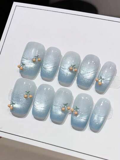 10片纯手工制作的按压式美甲，短款方形美甲，蓝色美甲，清新田园风浅蓝色猫眼渐变，饰有3D小樱桃线条，可爱简约，温柔贴合，适合女性和女孩，春夏秋冬节日派对及日常生活使用。