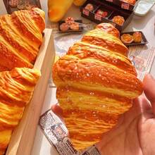 1个2026新款日式慢回弹仿真牛角面包软萌玩具，柔软可捏的食物面包模型，生日、惊喜、节日、情侣、圣诞节、游戏玩家、减压等场合的理想礼物 - 彩色 - 查看 4