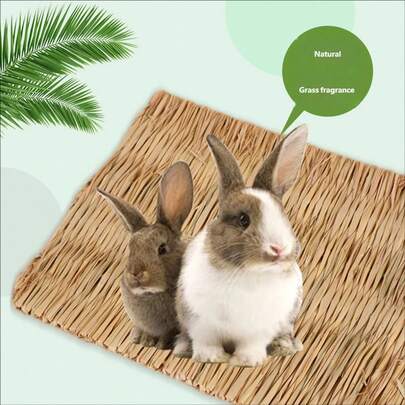 Thảm rơm cho thỏ: Được đan thủ công từ rơm tự nhiên, tấm thảm này dùng làm lớp lót chuồng thủ công cho thỏ. Nó đồng thời là bề mặt ngủ, đồ chơi gặm để mài răng, vật liệu làm tổ và đồ chơi - thích hợp cho chuột hamster, thỏ, chinchilla, chim và các động vật nhỏ khác. (Đồ dùng cho thú cưng nhỏ)