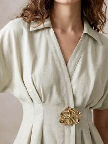 女士优雅浅灰色金属扣褶裥短袖衬衫，时尚性感休闲上衣，优雅的办公室着装 - 淺灰色 - 查看 7