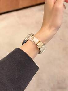 The Diamond-Encrusted Camellia Leather Strap Is Suitable For Galaxy Watch 7/6/5/4 (40mm, 44mm, 47mm, 46mm, 41mm), Galaxy Watch 5 Pro (45mm), Galaxy Active 2, Galaxy The Watch 3 (18/20/22mm), And Compatible With HW Watch 5/4/3/2/1 And GT5/4/3/2, As Well As HW Watch Fit3/Fit4 And HW Band 8/9/10 NFC - Gold - View 4