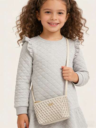 1个儿童刺绣绗缝褶皱单肩斜挎包