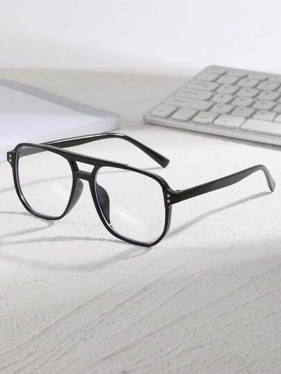 一副男女通用方形黑色镜框时尚透明眼镜，采用优质材料制成，适合返校季佩戴，舒适贴合脸型，适用于日常装饰、阅读、游戏、电脑使用，抗疲劳，改善近视，简约轻便，也可与近视眼镜一起佩戴。