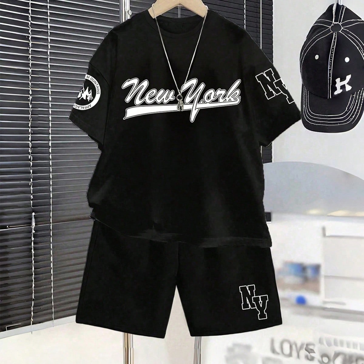 Set de 2 piezas con camiseta de manga corta de cuello redondo con estampado de letras y pantalones cortos casuales para niños