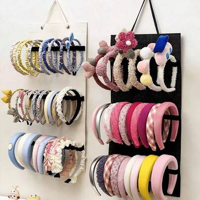 1个大容量蝴蝶结发饰收纳盒，适用于家居收纳，节省空间的壁挂式设计，可收纳丝带、蝴蝶结、发夹和小饰品。配有结实的挂绳，方便悬挂在墙上。轻巧耐用，是理想的工艺品收纳方案。整洁时尚，适合摆放在梳妆台、衣柜或玄关处。是节日和日常收纳的完美礼物之选，可与现代装饰风格相融合，为任何房间增添整洁优雅的气息。