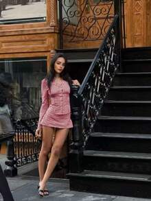 女士新款优雅休闲时尚经典格子长袖两件套 - 深V领、衬衫领、胸前荷叶边、前襟纽扣、修身长袖上衣、A字迷你裙 春季款 - 紅色 - 查看 4