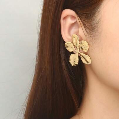 一对复古时尚百搭的金色四叶草耳钉，适合通勤、购物、朋友聚会和下午茶等场合佩戴。周年纪念日送给女友的绝佳礼物。