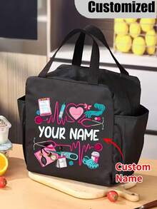 1 pieza Bolso de enfermera personalizado con nombre, bolso de mano con estetoscopio personalizado, bolsa de almuerzo personalizada con tema de enfermera con nombre, diseño con patrón de latido del corazón y estetoscopio, bolsa de almuerzo aislada con bolsillos duales - Multicolor - Ver 18