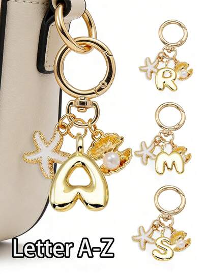 金色可爱字母A-Z钥匙扣，女士吊坠，字母首字母吊饰，搭配海星和海洋珍珠贝壳，闪亮金属字母钥匙圈，个性化包包挂饰，手提包背包挂件，汽车钥匙链装饰。适合日常使用、旅行、上学、购物、送礼。是情人节、生日、节日送给女孩、青少年、女士、朋友的完美礼物。也适合婚礼季、作为纪念品、伴娘礼物。