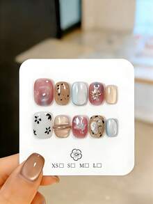 10片手工制作的短款按压式假指甲，饰有黑色波点图案，搭配3D金属花朵/手绘白色羽毛，以及香槟色猫眼哑光渐变效果。这些可爱的假指甲可重复使用，易于佩戴和卸除，能够提亮并修饰手部线条，使双手看起来更纤细。适合女性和女孩在派对、婚礼、日常佩戴和DIY美甲时使用。附赠工具包。手工指甲贴片、假指甲、美甲用品。 - 粉色 - 查看 8