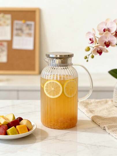 1个带盖带把手的玻璃水壶，耐热硼硅酸盐玻璃水壶，2升（68盎司）玻璃水壶，适用于盛装冷热饮和牛奶，可用作饮料分配器、果汁壶、牛奶容器，也可作为大容量冰茶壶，用于盛装咖啡、柠檬水、冰沙茶、果汁和自制饮品，适用于冰箱、家庭厨房、户外露营、餐厅或酒店餐具。