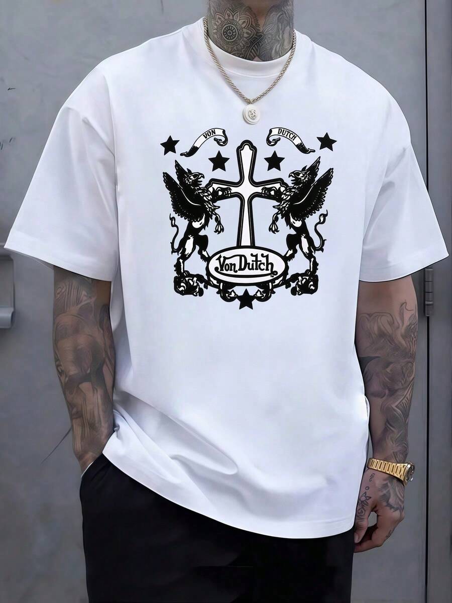 Dos criaturas aladas enfrentadas sostienen una cruz central rodeada de estrellas simbolizando fuerza protección y equilibrio con un toque místico y moderno que refleja poder y confianza camiseta de hombre blanca de algodón cómoda para uso diario y ocasiones casuales - Blanco - Ver 1