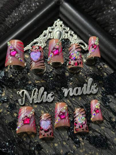 10 piezas Kit de uñas acrílicas cortas de pato totalmente cubiertas hechas a mano, uñas de color púrpura claro, degradado de rosa nude y púrpura claro, rayas de cebra y manchas de leopardo dibujadas a mano de forma asimétrica, líneas de rosa rojo, rosa rojo tridimensional pentágono y corazón iridiscente con piedras diamante de imitación y otros accesorios de uñas