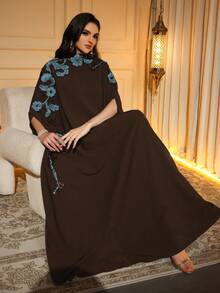 Áo Abaya dài màu đen thanh lịch với tay áo cánh dơi lửng và cổ đứng, điểm xuyết những họa tiết hoa tinh tế trên nền vải dệt, thích hợp cho mùa xuân. - Màu nâu Sô-cô-la - Xem 9