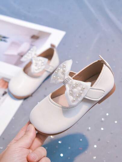 2026春秋新款女童软底平底鞋，饰有蝴蝶结和珍珠，适合春秋季穿着。