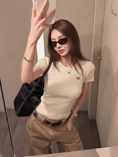 韩版女士针织短袖上衣 | 轻盈修身短款T恤，适合春夏穿着，版型优美，触感柔软舒适