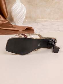 Giày sandal cao gót nữ kiểu retro họa tiết hoa, khóa kim loại, quai ngang mắt cá chân, gót trung bình, mẫu mới mùa hè 2026. - Màu Khaki - Xem 7