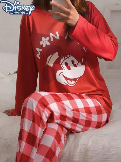 Disney Bộ đồ ngủ nữ màu đỏ dễ thương họa tiết hoạt hình, gồm áo dài tay cổ tròn in họa tiết kẻ caro và quần dài, kiểu dáng rộng rãi thoải mái, thích hợp cho mùa xuân, hè và thu.