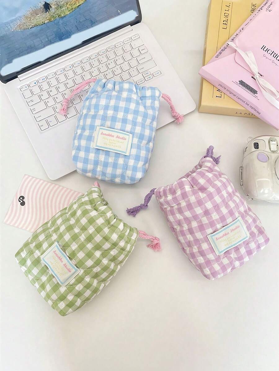 1个格子绗缝相机收纳包，心形相机保护套，CCD抽绳袋，旅行洗漱包，防尘袋和杂物袋。适用于相机、手机和数码产品。是春夏旅行、婚礼季和返校季的理想之选。送给女性朋友的绝佳礼物（化妆包、旅行必备品、珠宝收纳、邮轮必备品、收纳袋）。